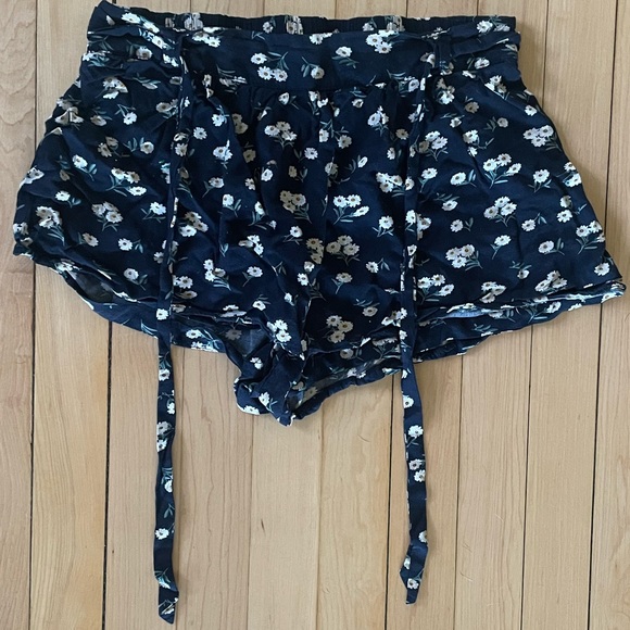 Navy Blue Daisy Floral Pattern Skort - Picture 2 of 8